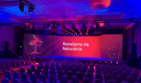 Nowość. Wyginany ekran diodowy na konferencje, Warszawa, 2020
