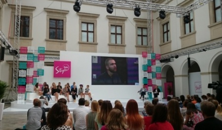 Ekrany diodowe podczas konferencji dla TVN Style. Warszawa, 2015