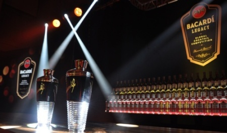 Światło, dźwięk, dioda podczas konkursu barmańskiego Bacardi, Praga, 2015